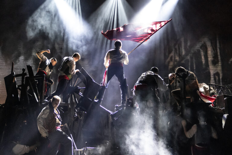 15. LES_MIS_TOUR_0753_The Barricade_Photo by Matthew Murphy_v001
